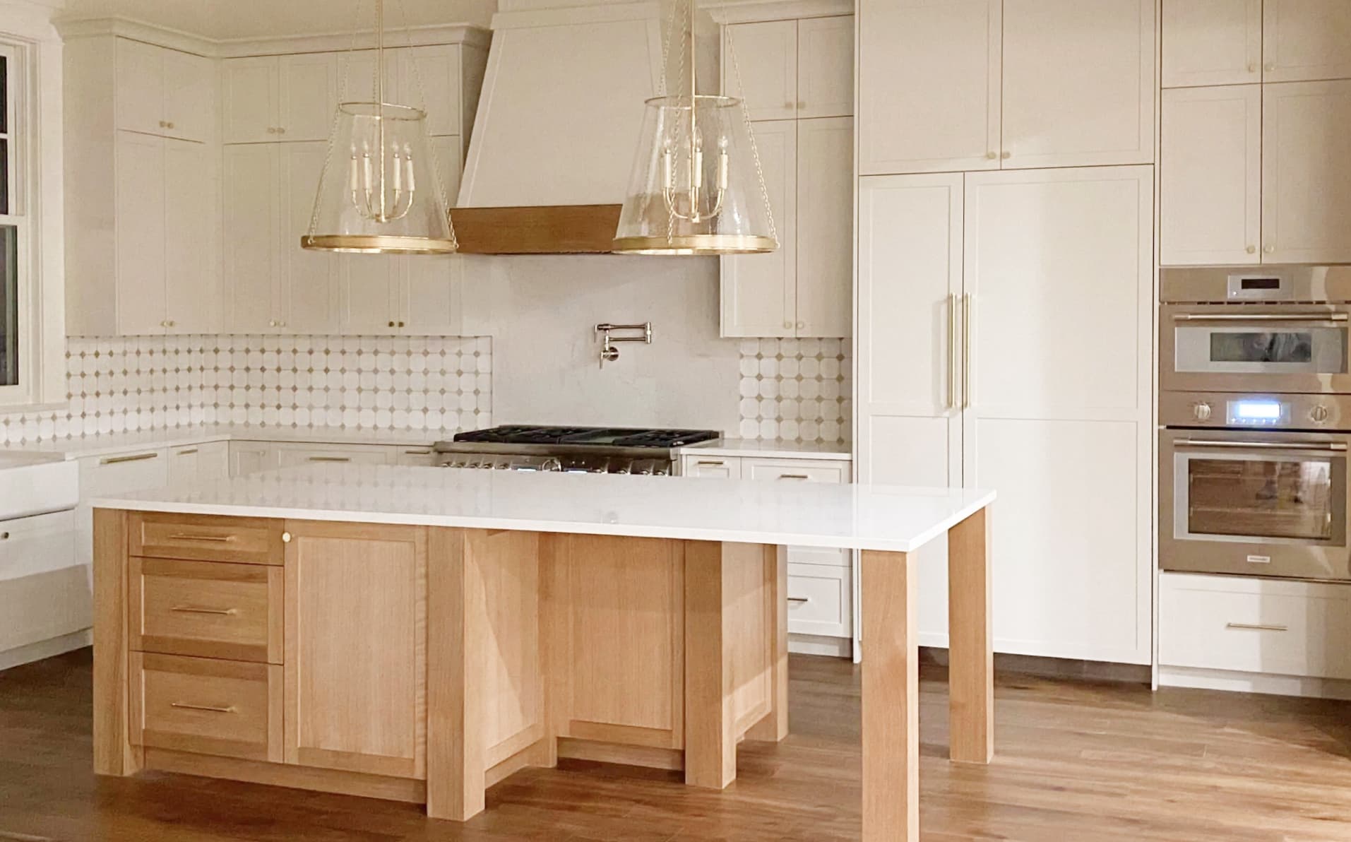 A bright kitchen with lots of cabinets